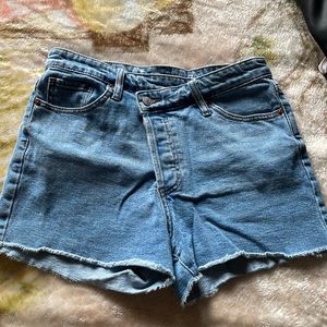 Criss cross waist shorts
